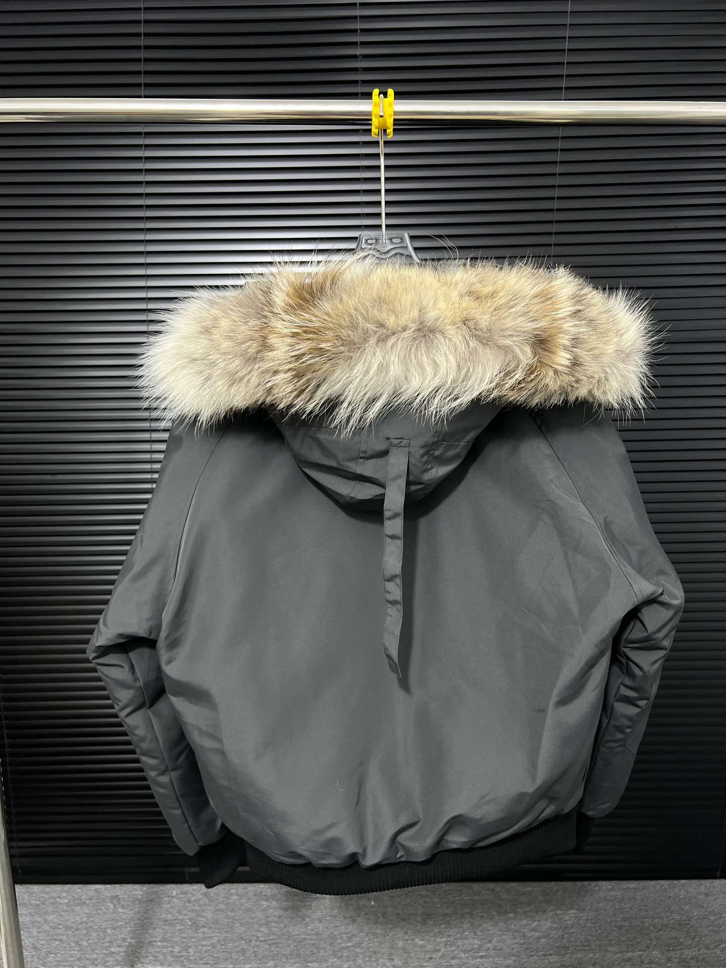 P720 🆕Top version! Comes with a tote bag! Chip version💰𝑪𝒂𝒏𝒂𝒅𝒂 𝑮𝒐𝒐𝒔𝒆/Canada Goose Chilliwack Goose 01 bomber jacket down! The top original replica version refers to the highest version in China currently (there is no one) ⚠️Note: There is no foundry in China! ! ! Saying it is original order, ZP goods, pure original goods, etc. is just a gimmick by some peers. Do not be deceived!  ⚠️Note: The latest version of this year’s authentic product has a strap (the latest version can be bought at the newly opened Galeries Lafayette Canada Goose counter in Beijing) ⚠️Note: (The authentic product does not have blue wash marks this year) Version comparison introduction 1⃣️Top replica: Made of 18-count polyester-cotton blended fabric imported from South Korea (authentic synchronized fabric), national standard 90 white duck down, western Canadian coyote hair 2⃣️Mid-range version: Made of domestically produced 21-count polyester-cotton fabric, 50% standard white duck down, Eastern Canada coyote hair, top original goose analysis Analysis 1 (wolf hair): All customers are guaranteed to receive a fur collar that is grayer than the original color. Each wolf hair is 55cm long and 14cm wide, all made from wild first-grade gray wolf skins in western Canada! Analysis 2 (Trademark): We use dyed embroidery thread to truly achieve 100% reproduction of the trademark, ensuring that the embroidery thread is exactly the same as ZP, with zero color difference and 100% reproduction of the map letters! (We can guarantee that no one in our industry is more attentive and professional than us!) Analysis 3 (fabric): As we all know, the Canada Goose ZP fabric in previous years was a 21-count polyester-cotton washed, calendered and brushed fabric that was relatively hard. Last year and this year, dozens of authentic products purchased were all made of 18-count pure cotton fabrics, and we finally decided to use 18-count polyester cotton! (ZP synchronized fabric) Analysis 4 (Accessories): Domestic exclusive version of Velcro, one to one Y-shaped double hook original Velcro, YKK zipper, exclusive original workmanship of washed threaded down jacket!  Authentic products are not 100% perfect and flawless. Authentic products also have velvet hair loss, and most of the authentic wolf fur is mainly eastern yellow wolf fur. (Because our wolf skins are all auctioned at the same auction house as authentic products) There is an auction list to prove it.  At the same time, I will teach you a trick: buy an authentic product from Tmall, buy a piece of clothing from a merchant you trust at the same time, and come back to compare the details. ⚠️ Remember you get what you pay for! Don't be greedy for small gains, or you will suffer big losses! Color: Black Navy Beige Graphite Gray Royal Blue Size: XS S M L 54 120 84 79 140-160 XL 56 124 86 81 160-180 XXL 58 128 88 83 180-200